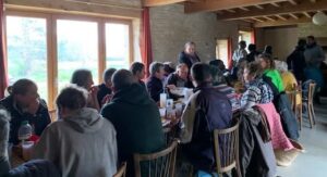 Photo de repas solidaire suite à randonnée où PMR et des personnes valides ont randonné ensemble. Sorie solidaire, amicale, bienveillante. Nature, découverte du Périgord. Culture randonnée PMR