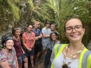 photo de jeunes scouts avec une personne handicap en Joëlette été 2025