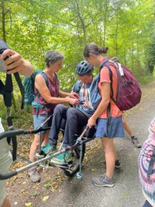 photo de jeunes scouts avec une personne handicap en Joëlette été 2025